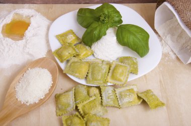 ricotta ve fesleğen ile mantı