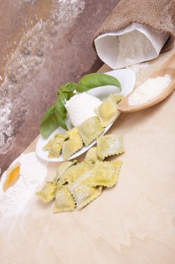 ricotta ve fesleğen ile mantı