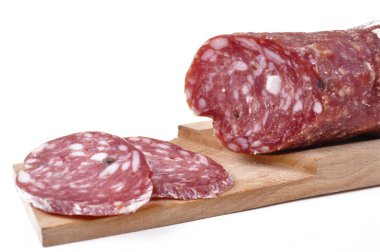 Salame fette su tagliere-salam kesme tahtası üzerinde dilim