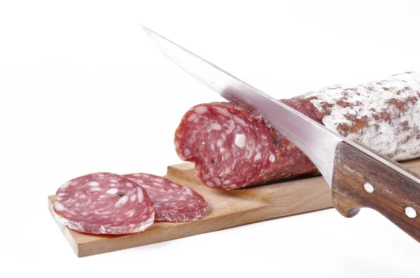 Salame a fette su tagliere-Salami slices on cutting board — Stock Photo, Image