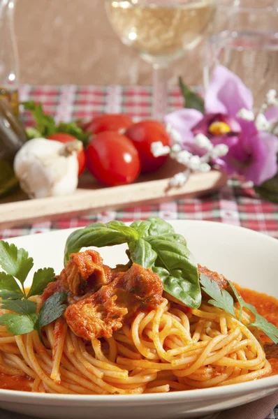 Espaguetis con salsa de atún — Foto de Stock