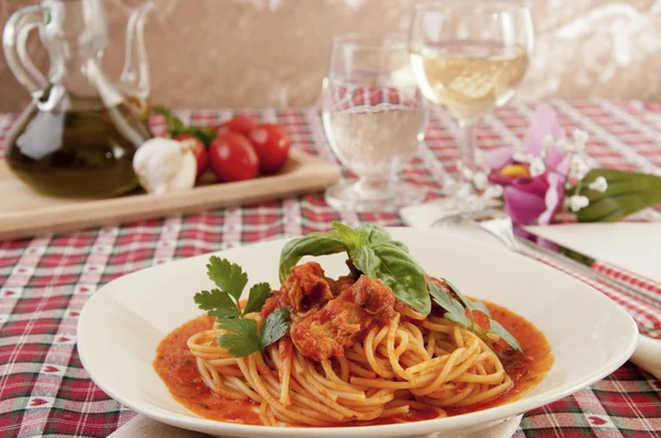Spaghetti with tuna sauce — Stock Photo, Image
