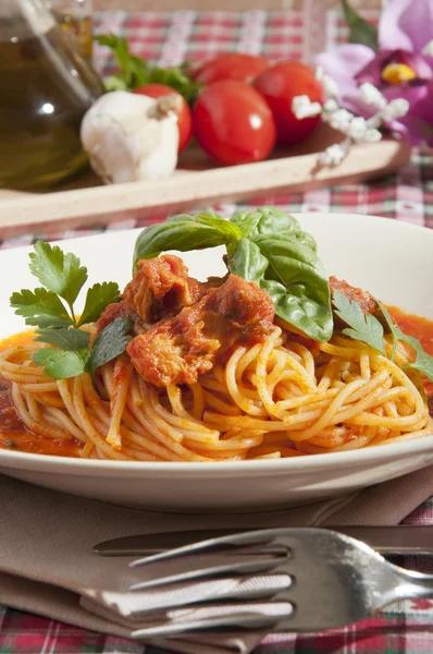 Spaghetti z sosem z tuńczyka — Zdjęcie stockowe