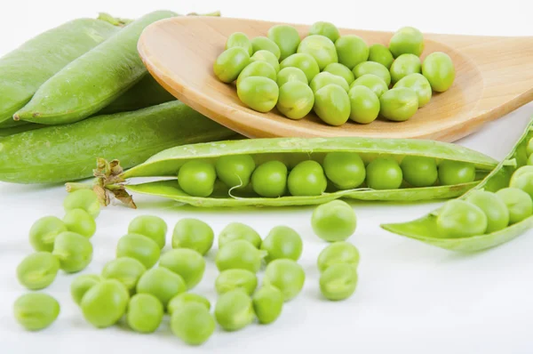 新鮮なエンドウ豆緑の葉と果実 — ストック写真