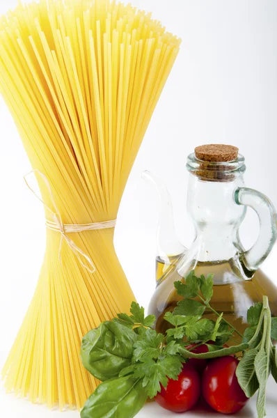 Spaghetti with Italian ingredients — Stock Photo, Image
