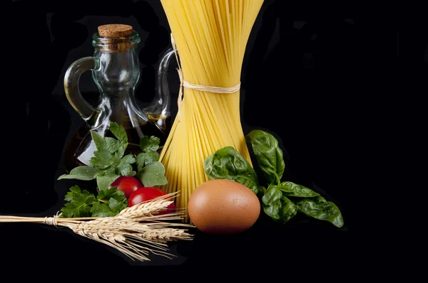 Spaghetti with Italian ingredients — Stock Photo, Image