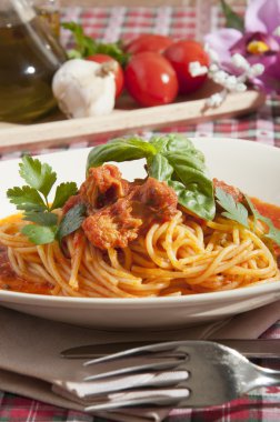 tonbalığı soslu spagetti