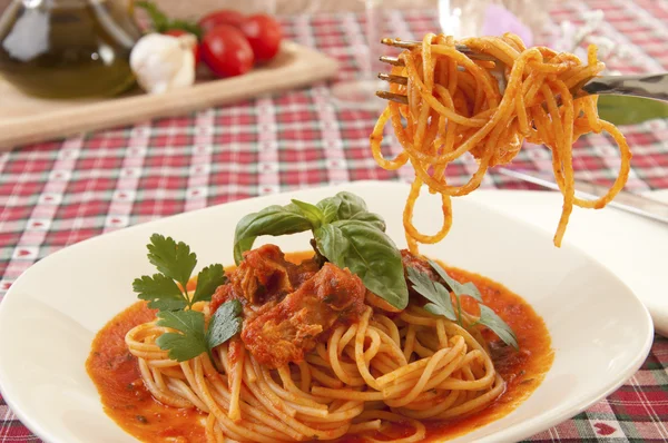 Spaghetti mit Thunfischsoße — Stockfoto