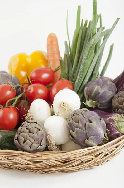 Korg med blandade grönsaker — Stockfoto