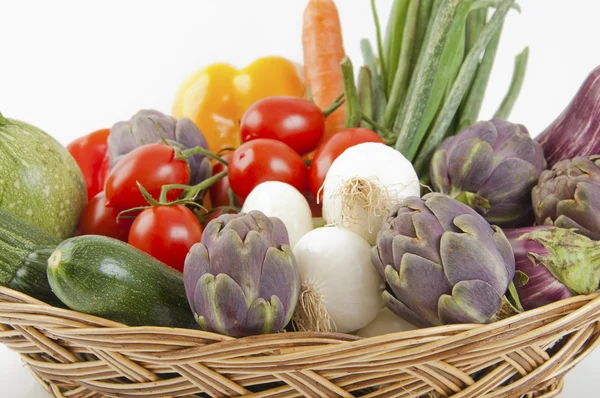 Korb mit gemischtem Gemüse — Stockfoto