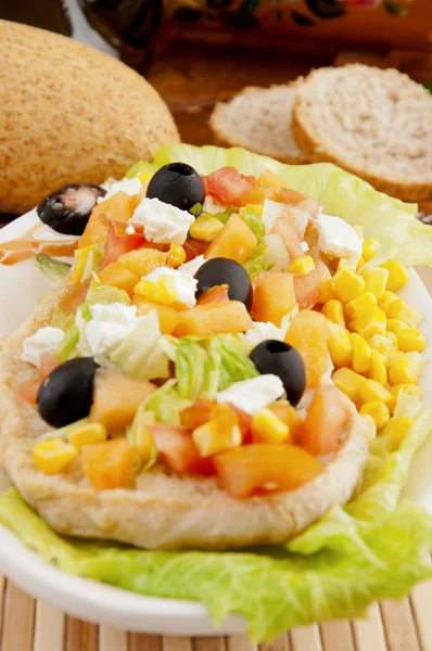 Salada mista com pão e vários cereais (pansanella ) — Fotografia de Stock