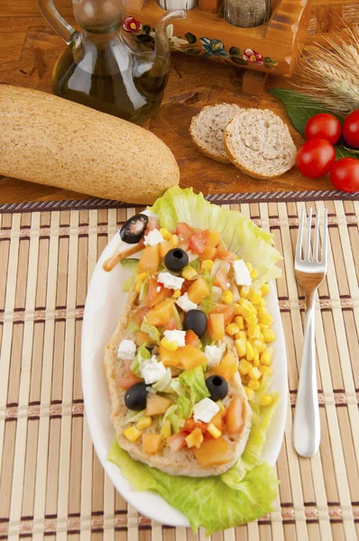 Salade mixte avec pain et diverses céréales (pansanella ) — Photo