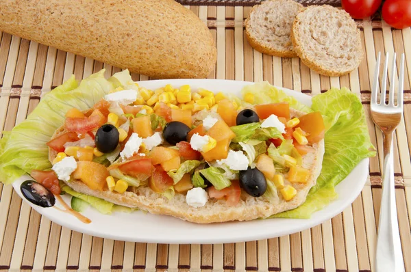 Blandad sallad med bröd och olika spannmål (pansanella) — Stockfoto