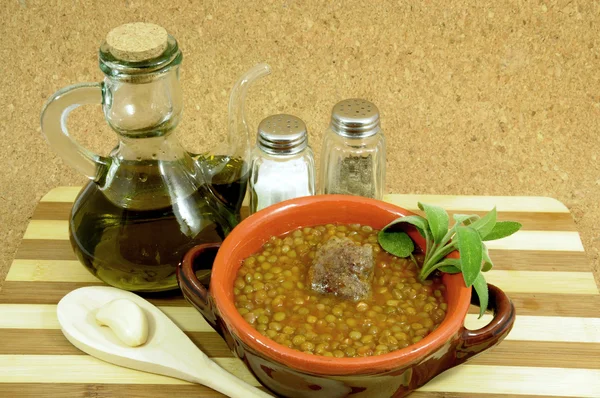 Zupa di lenticchie con contenitore w Terakotowa con olio d'oliva — Zdjęcie stockowe