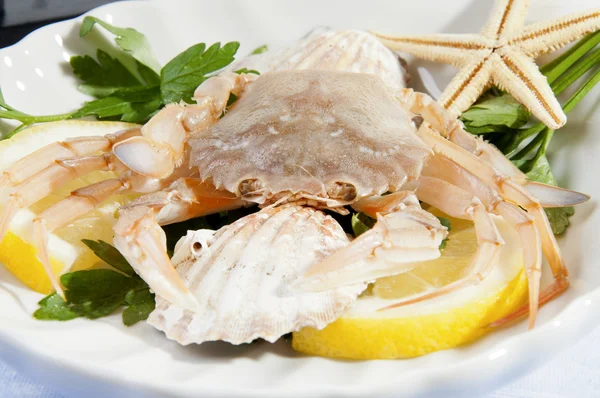 Crab with lemon — Stock Photo, Image