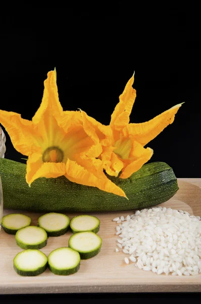 Cukkini squash virágok és rizzsel — Stock Fotó
