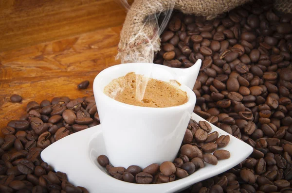 Cup of hot coffee with beans -tazzina di caffè caldo con chicch