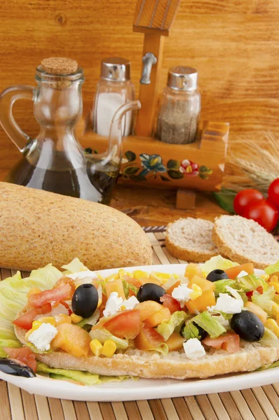 Змішаний салат з хлібом і різними зерновими (паньянелла ) — стокове фото