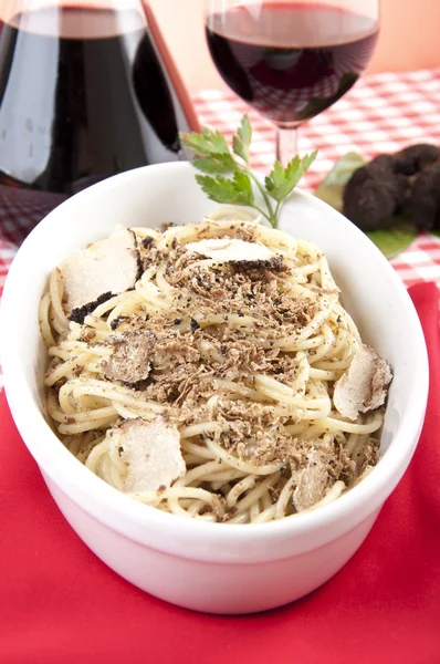 Spaghetti with black truffles — Stock Photo, Image