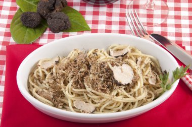 siyah truffles spagetti