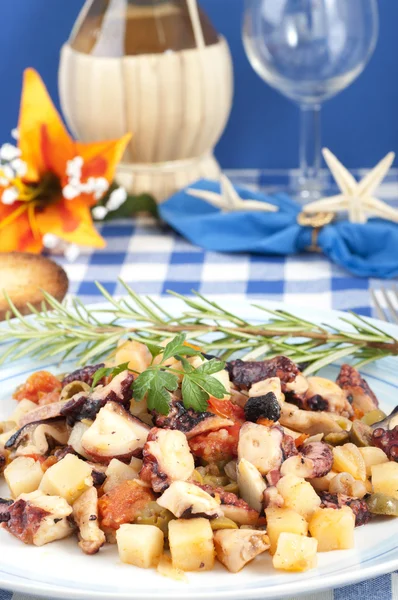 Осьминог с картофелем и оливками в пифкате — стоковое фото