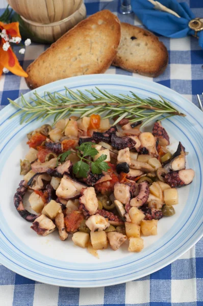 Octopus with potatoes and olives to the piñata — Stock fotografie