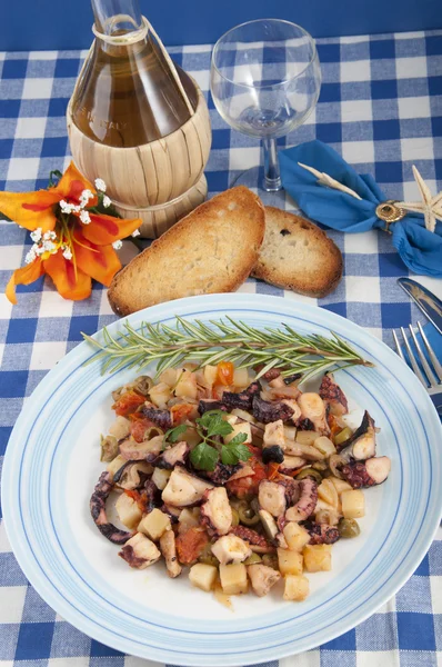 Octopus with potatoes and olives to the piñata — Stok fotoğraf