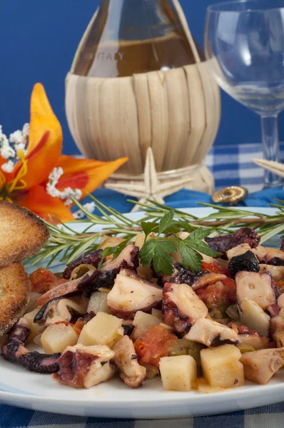 Осьминог с картофелем и оливками в пифкате — стоковое фото