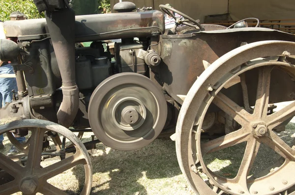 Ancient machine for threshing wheat 60 years — Stock Photo, Image