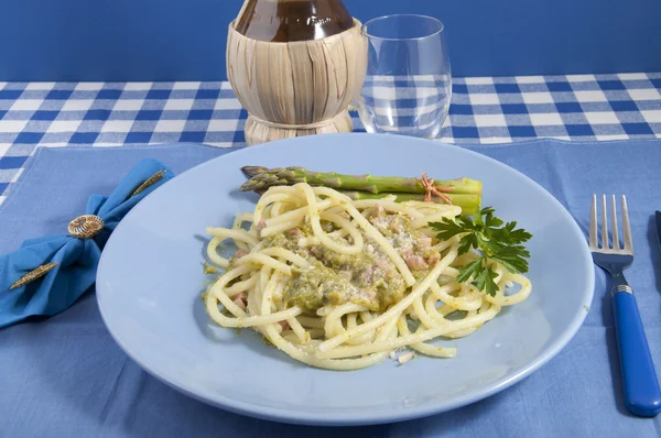 Bucatini with asparagus — Stock Photo, Image