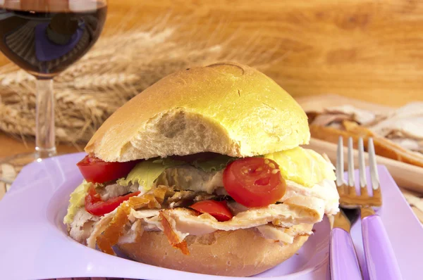 Porchetta sandwich met sla en tomaten — Stockfoto