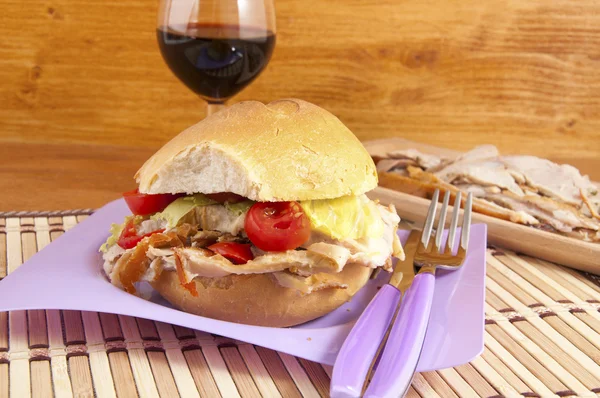 Porchetta szendvics, saláta és paradicsom — Stock Fotó