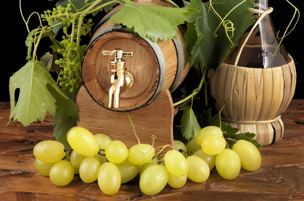 W dębowych beczkach z winorośli i winogrona białe i czarne — Zdjęcie stockowe
