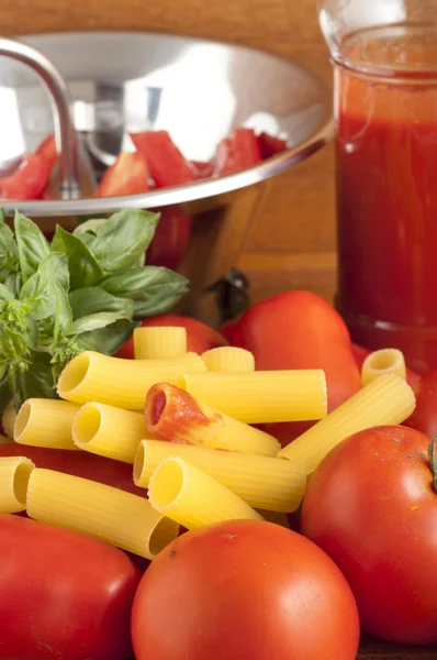Roman and San Marzano tomatoes to make the past — Stock Photo, Image