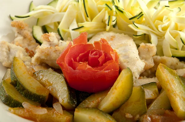 Strips of roasted turkey with tomato and zucchini — Stock Photo, Image