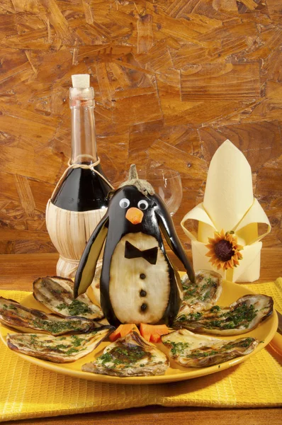 Запеченные баклажаны с баклажаном пингвина — стоковое фото