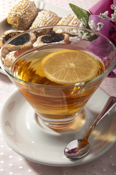 Chá com croissant limão — Fotografia de Stock