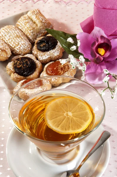Tea with lemon croissant — Stock Photo, Image