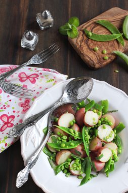 Patates salatası, bezelye ve nane