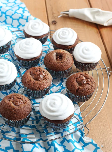Chocolade cupcakes met crème frosting — Stockfoto