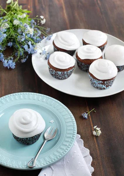 Cupcakes de chocolate com creme de cobertura — Fotografia de Stock