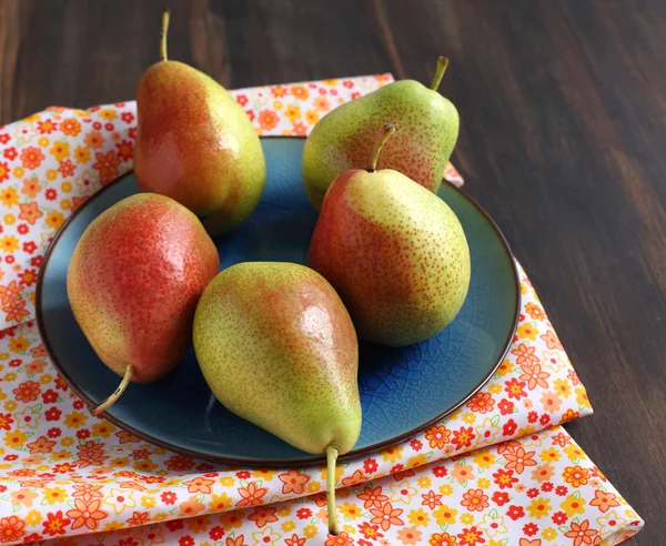 Peras frescas maduras en tazón —  Fotos de Stock