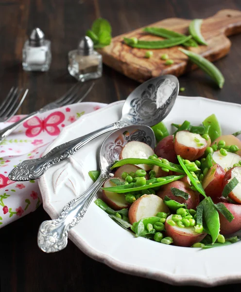 Patates salatası, bezelye ve nane — Stok fotoğraf