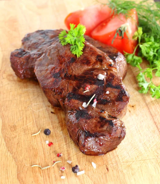 Grilovaný steak s pepercorns a rajčaty — Stock fotografie