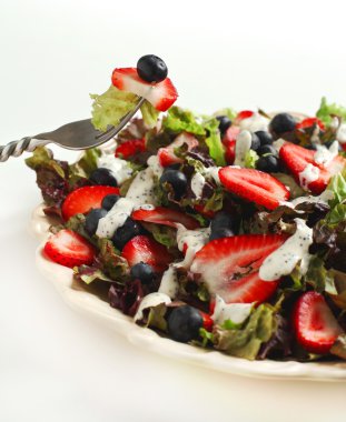 çilek ve blueberry yeşil salata