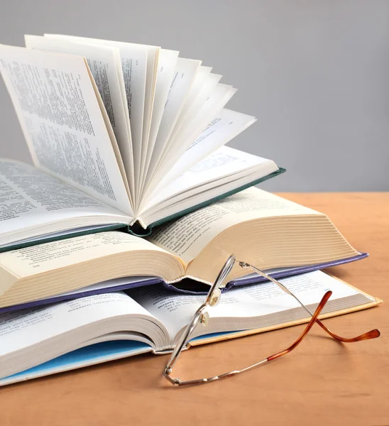 Utbildning bok och glasögon — Stockfoto