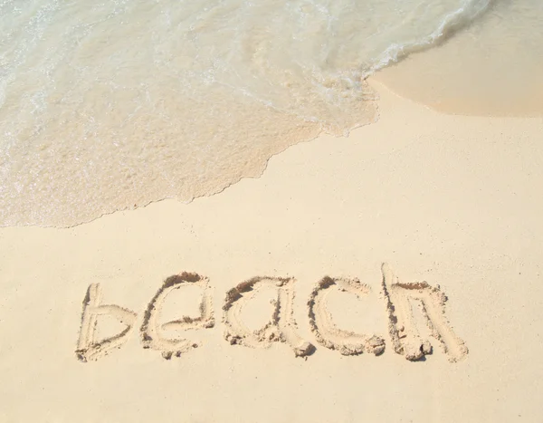 Beah Titelzeichnung am Sandstrand in der Nähe des Ozeans — Stockfoto