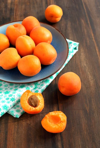 Skål med färska aprikoser — Stockfoto