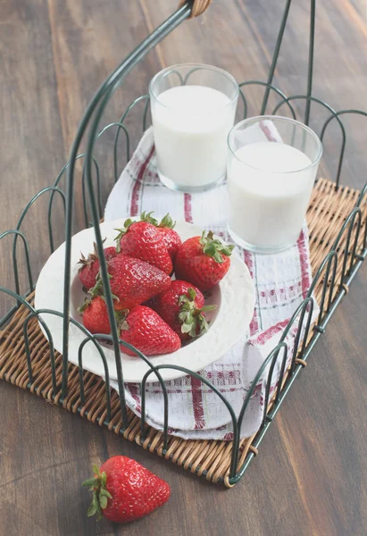 Fresh strawberries and milk — Stock Photo, Image