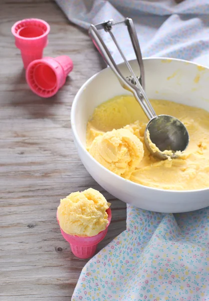 Uno scoop di gelato al mango — Foto Stock